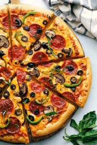 طريقة بسيطة لعمل عجينة البيتزا .. مثل المطاعم والمحلات الإيطالية